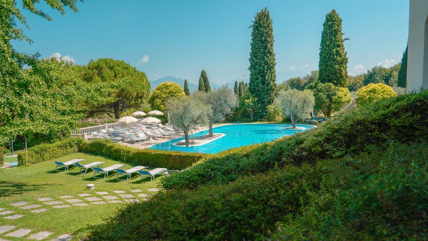 Foto piscina con ulivi del Golf Hotel Porta del Sole