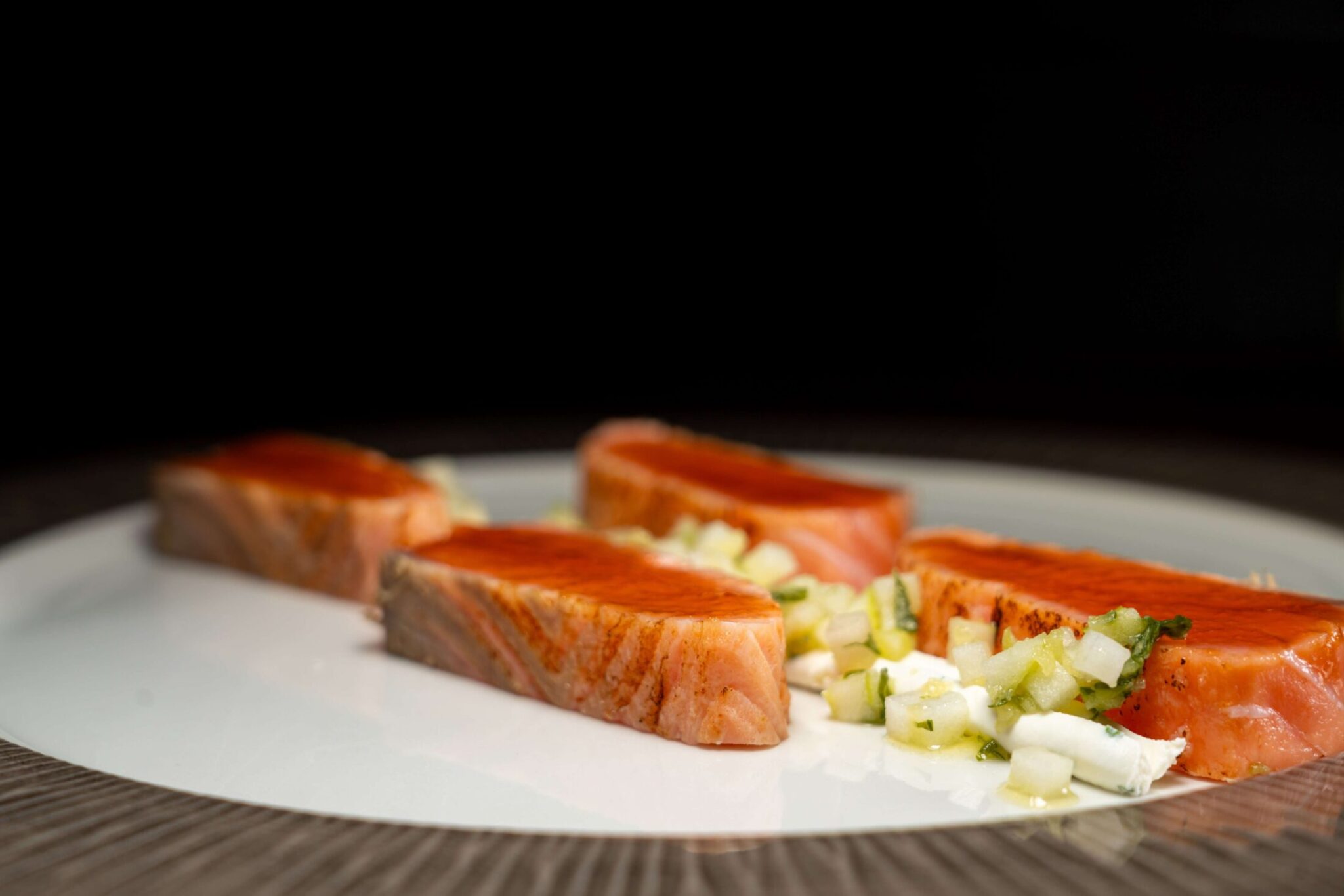 Foto piatto salmone affumicato su melassa di mela verde